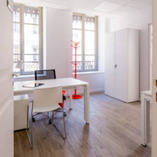 Bureau privé 17 m² 2 postes Coworking Rue du Président Edouard Herriot Lyon 69002 - photo 1
